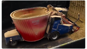 Juulsgaard Farm_self-propelled-mixer